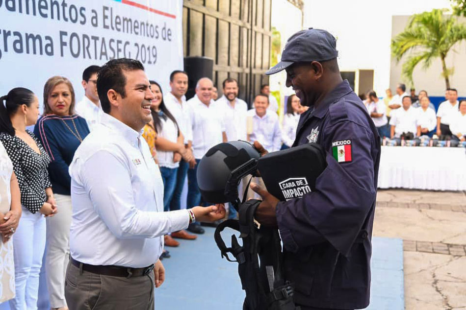 apoyos-a-policias-zihuatanejo-gro.jpg