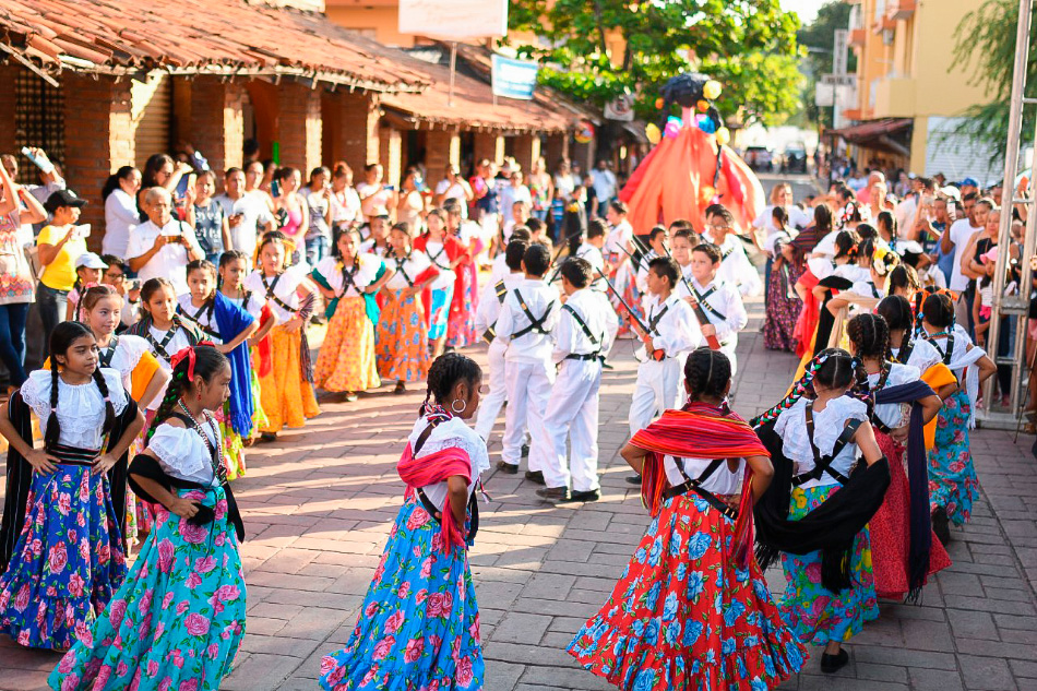 desfile-20-de-nov-zihuatanejo-2019__.jpg