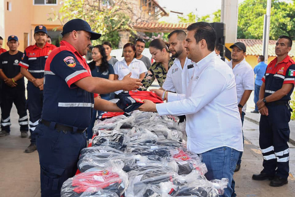 entrega-de-uniformes_bomberos_zihuatanejho_jorge_sanchez--.jpg