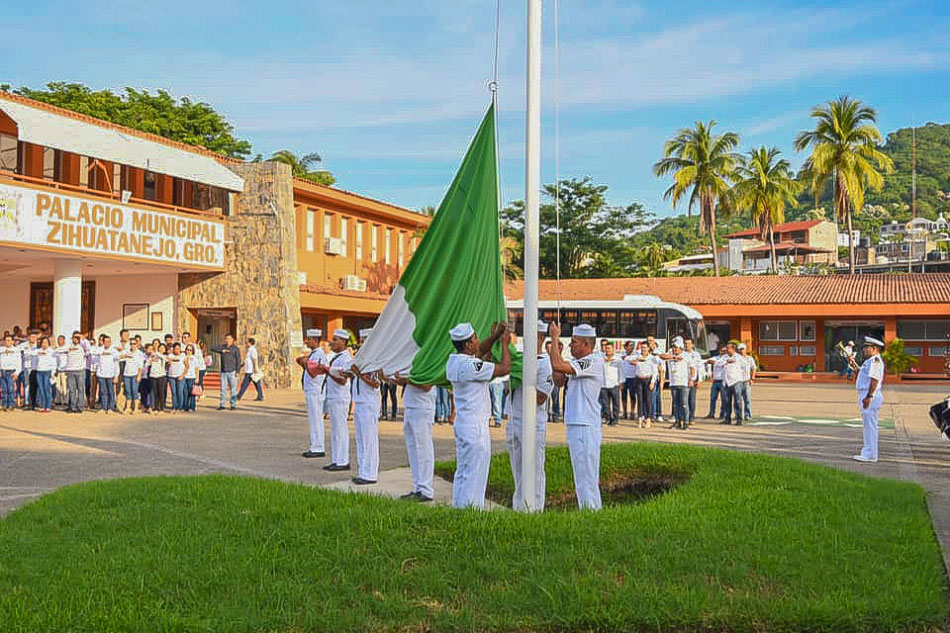 honores-a-la-bandera_nov_zihuatanejo-.jpg
