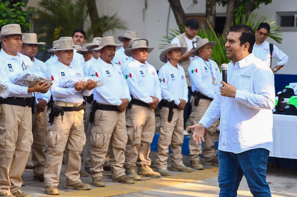 entrega-de-uniformes-policia-turistica-zihuatanejo-.jpg
