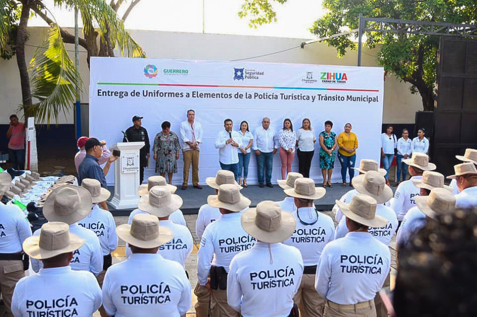 entrega-de-uniformes-policia-turistica-zihuatanejo.jpg
