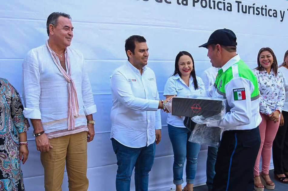 entrega-de-uniformes-policia-turistica-zihuatanejo__.jpg