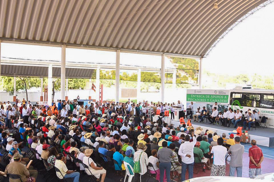 entrega-de-vahiculos-ayuntamiento-zihuatanejo--.jpg