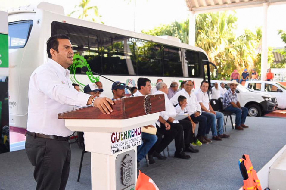 entrega-de-vahiculos-ayuntamiento-zihuatanejo_.jpg