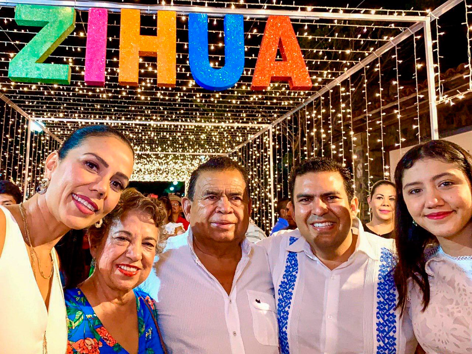 zihua_iluminado_fiestas_decembrinas.jpg