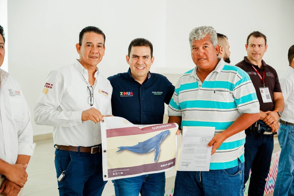 banderines-cooperativas-pesqueras-avistamiento-ballenas-zihuatanejo.jpg