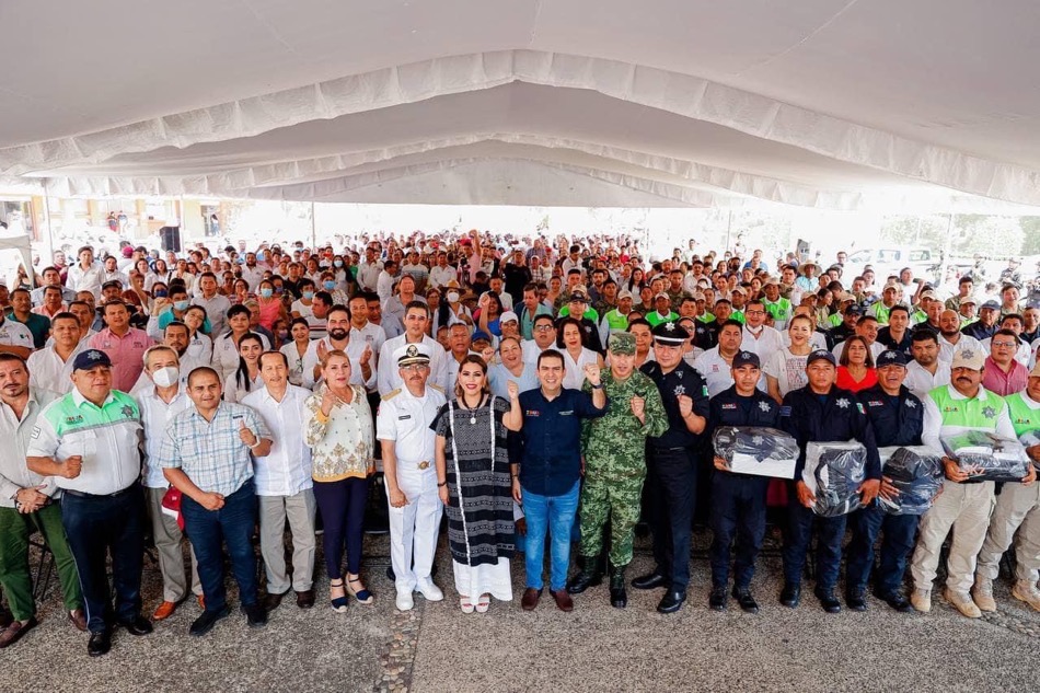 entrega-patrullas-zihuatanejo-jorge-sanchez-evelyn-salgado
