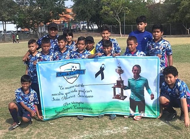 homenaje-ivan-alvarez-zihuatanejo-super-campeones.jpg
