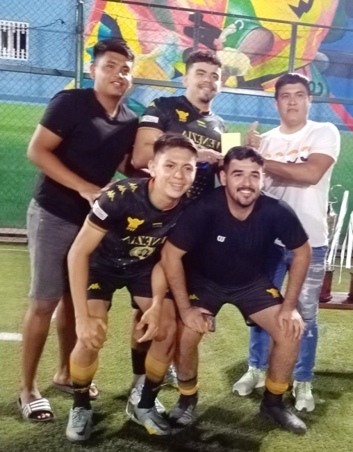 reyes-de-la-gorra-campeon-plaza-real-zihuatanejo.jpg