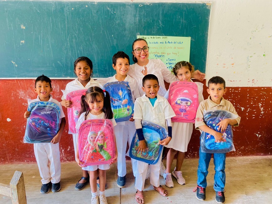 apoyo-educacion-azul-ixtapa-regidora-veronica-.jpg