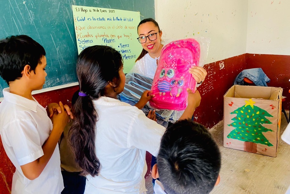 apoyo-educacion-azul-ixtapa-regidora-veronica-.jpg