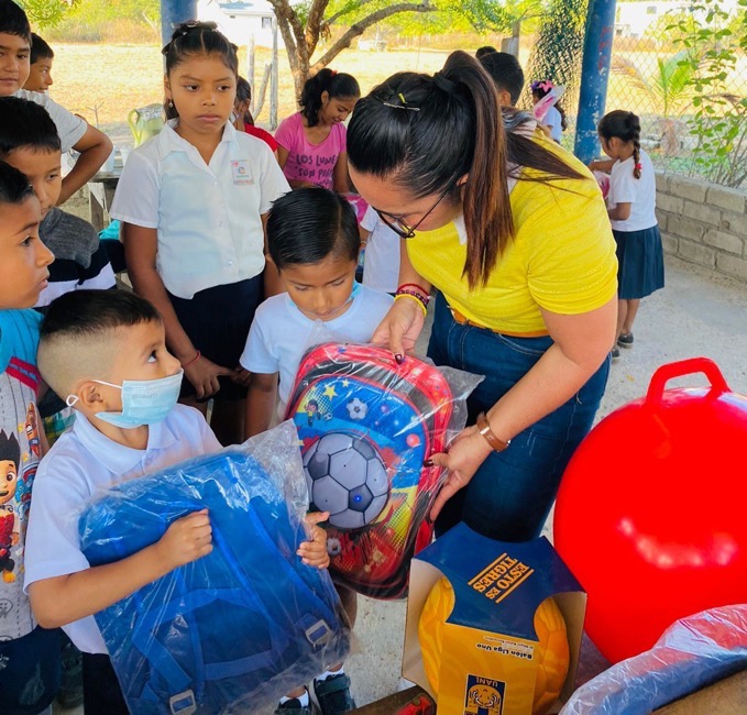 apoyo-educacion-azul-ixtapa-regidora-veronica-.jpg