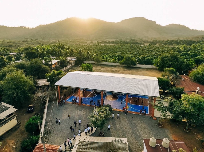 espacio-deportivo-techumbre-bena-vista-escuela-zihuatanejo.jpg
