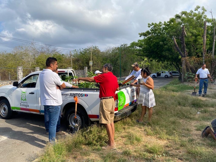 vecinos-playa-la-ropa-reforestan_.jpg vecinos-playa-la-ropa-reforestan_.jpg