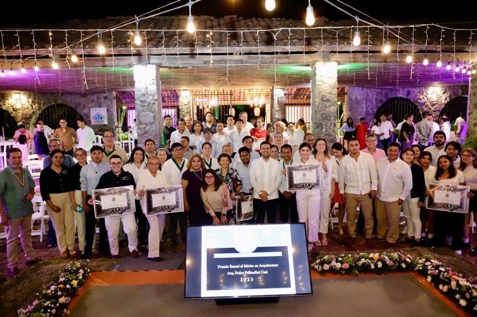 entrega-premios-arquitectura_zihuatanejo_gob_.jpg
