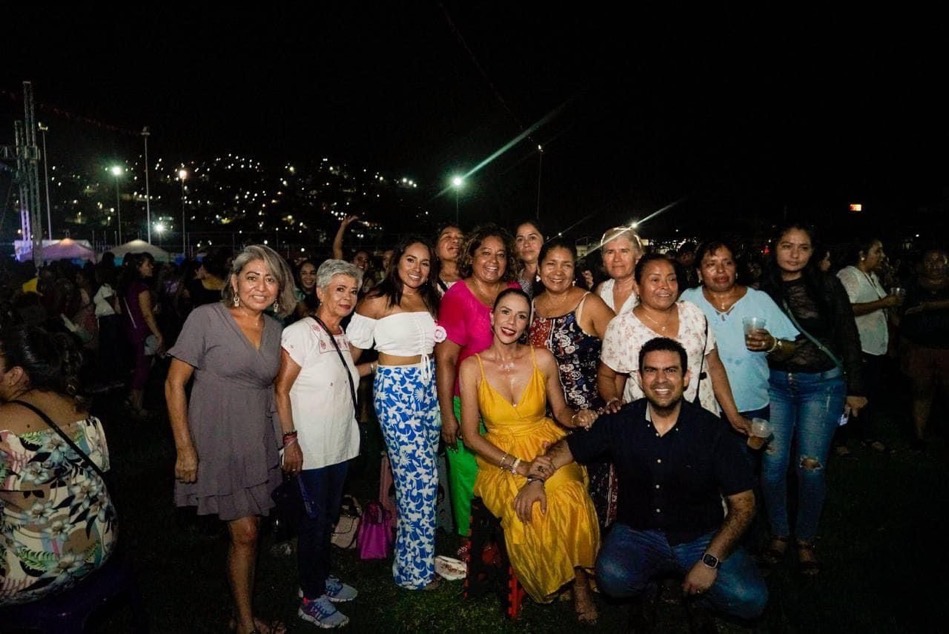 festejo-mamas_zihuatanejo-2023.jpg