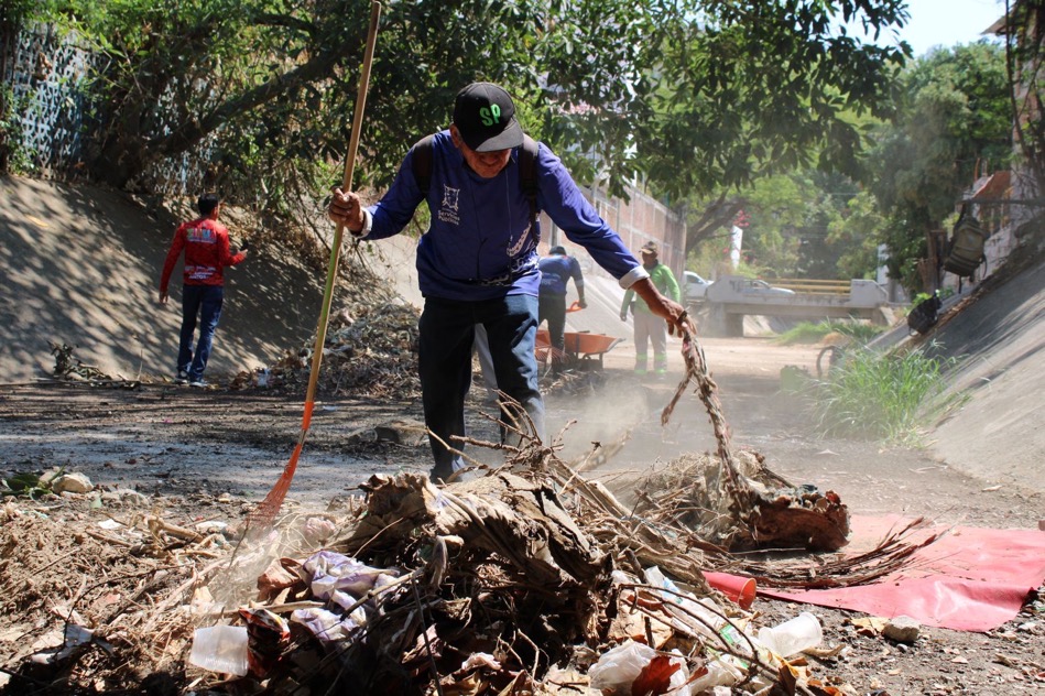 limpieza-canales_lluvias_servicios-publicos_zihuatanejo.jpg