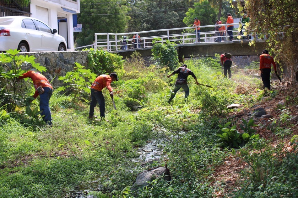 limpieza-canales_lluvias_servicios-publicos_zihuatanejo.jpg