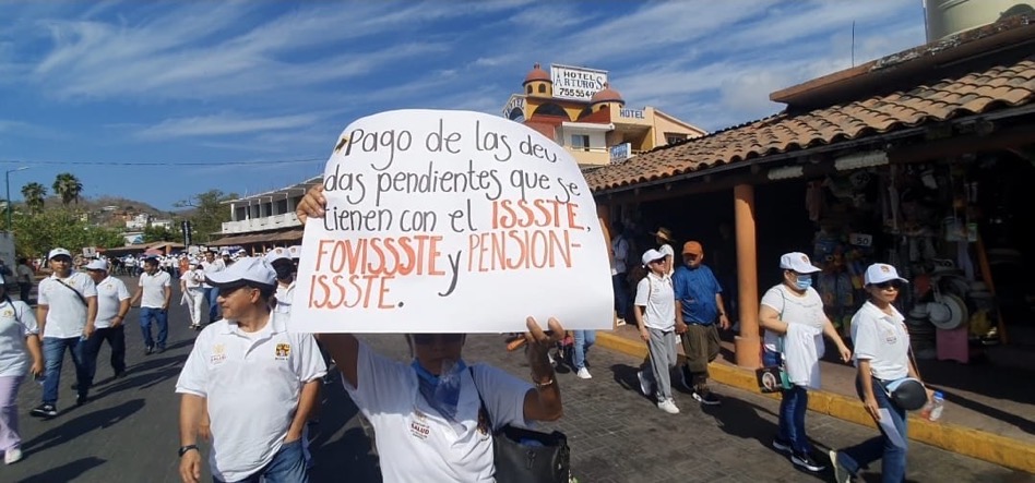manifestacion-sindicalizados-zihuatanejo-dia-trabajo-salud-guerrero.jpg