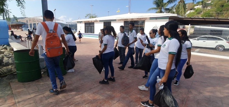 CONALEP-alumnos-limpieza-playas-zihuatanejo.jpg