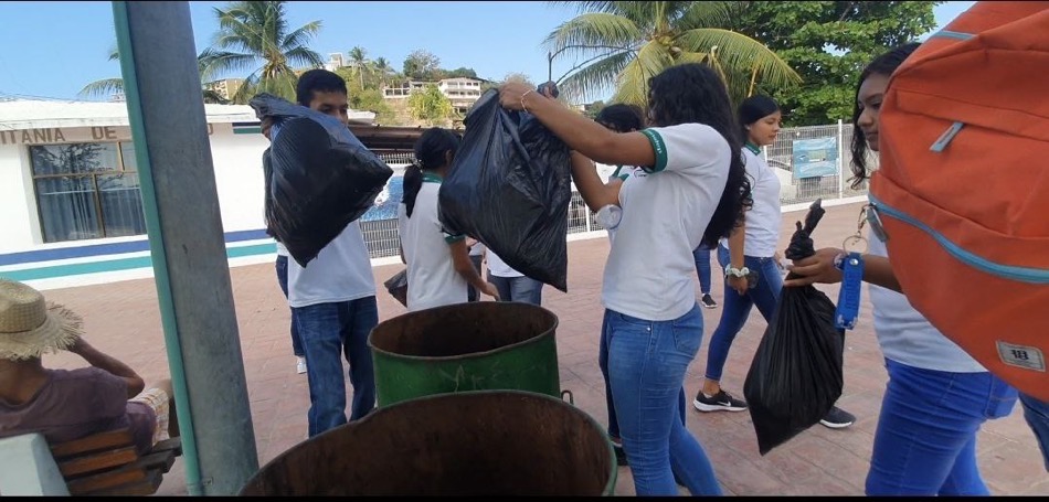CONALEP-alumnos-limpieza-playas-zihuatanejo.jpg