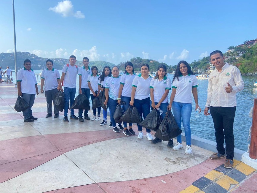 CONALEP-alumnos-limpieza-playas-zihuatanejo.jpg