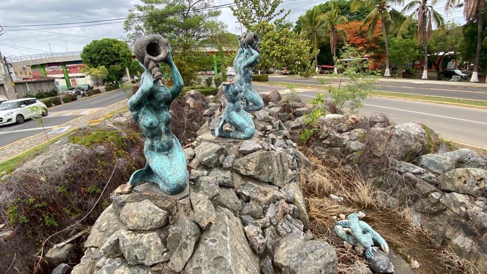 esculturas-sirenas_daniadas_zihuatanejo.jpg