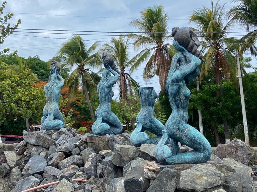 esculturas-sirenas_daniadas_zihuatanejo.jpg