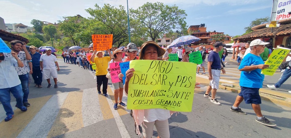 marcha-jubilados-pensionados-zihuatanejo-costa-grande.jpg