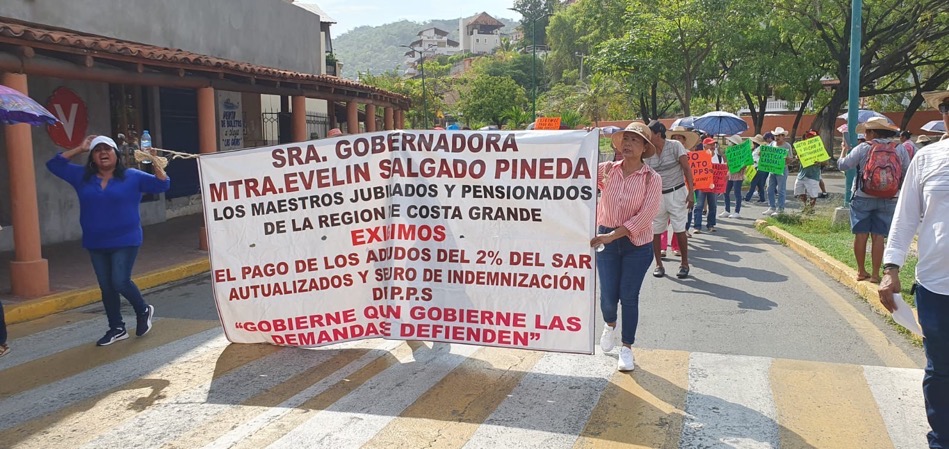 marcha-jubilados-pensionados-zihuatanejo-costa-grande.jpg