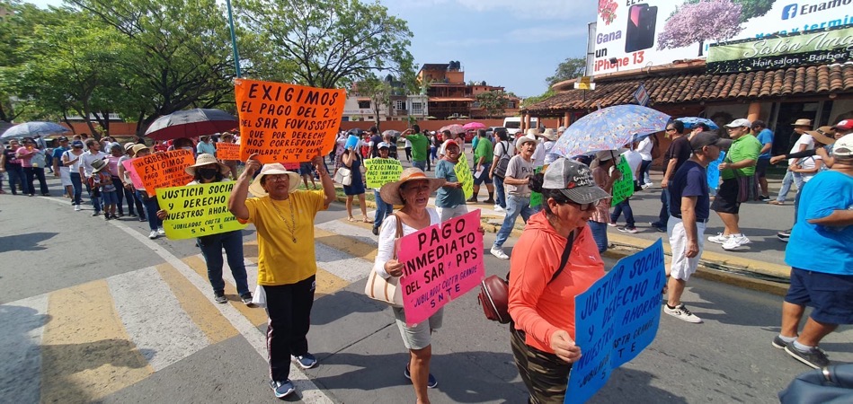 marcha-jubilados-pensionados-zihuatanejo-costa-grande.jpg