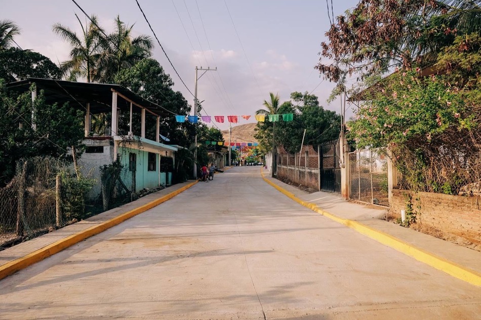 pavimentacion-los-almendros-zihuatanejo-jorge-sanhcez_gob.jpg