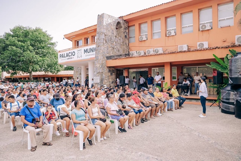 Lizette-Tapia-apoyo-subsidiado_gob_dif_zihuatanejo.jpg