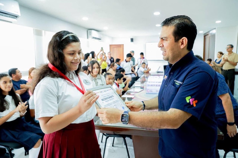 excelencia-academica-jovenes-zihuatanejo-reconocimiento-liz-tapia-jorge-sanchez.jpg