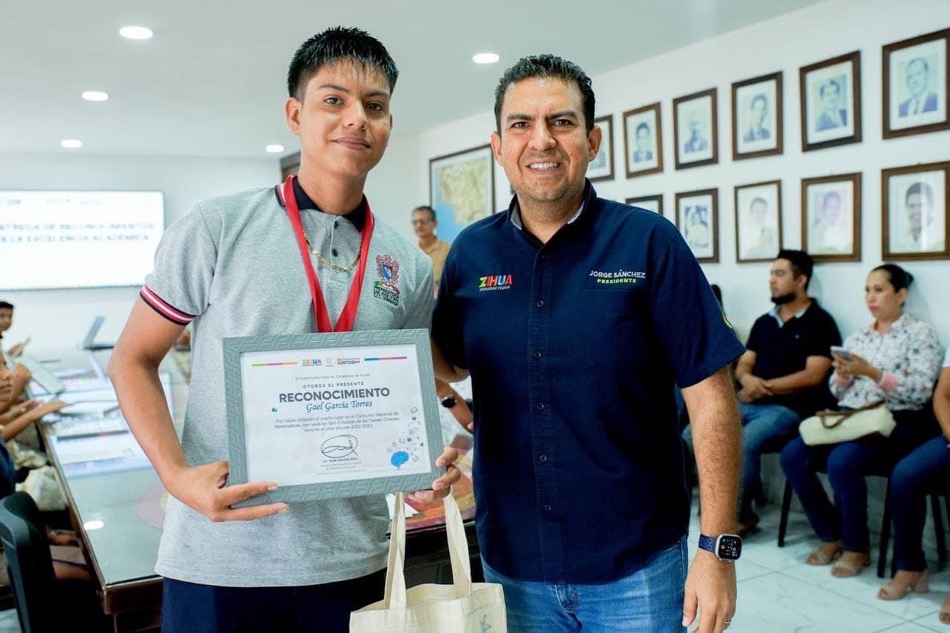 excelencia-academica-jovenes-zihuatanejo-reconocimiento-liz-tapia-jorge-sanchez.jpg