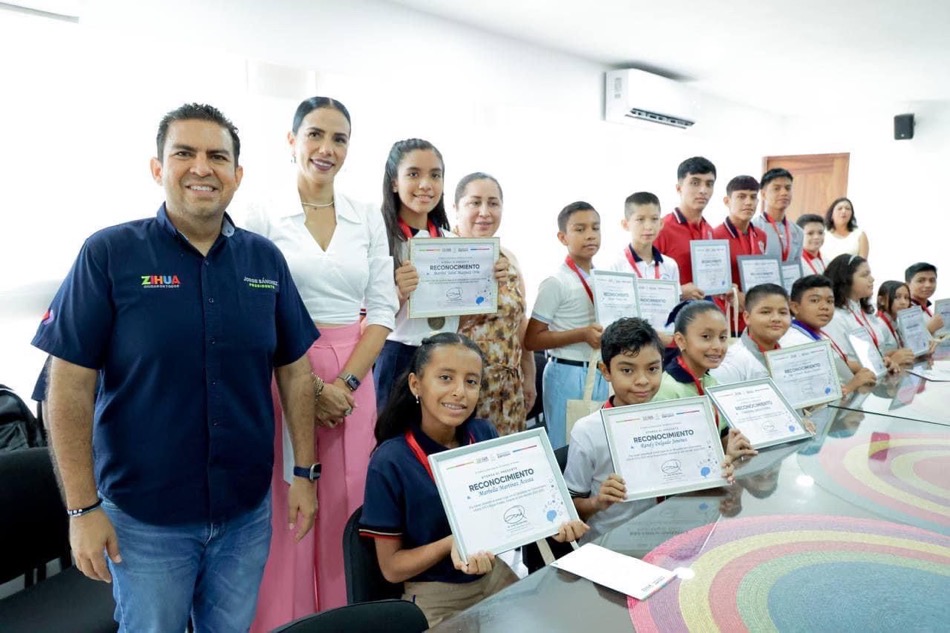 excelencia-academica-jovenes-zihuatanejo-reconocimiento-liz-tapia-jorge-sanchez.jpg