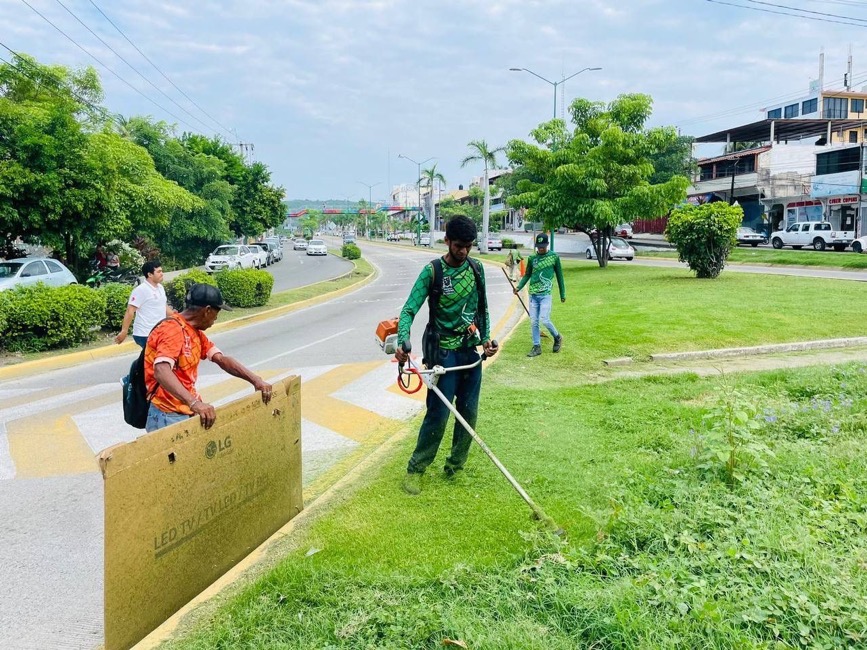 servicios-publicos-zihuatanejo-mantenimineot-avenidas_gob_2023.jpg