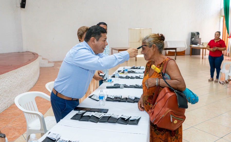 donacion-lentes-petatlan-tocumbo-.jpg