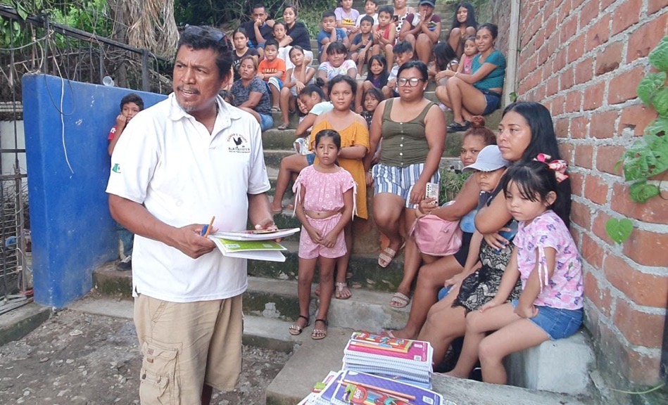 donacion-utiles-escolares-guia-turistas-escuela-zihuatanejo.jpg