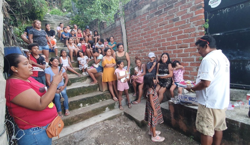 donacion-utiles-escolares-guia-turistas-escuela-zihuatanejo.jpg