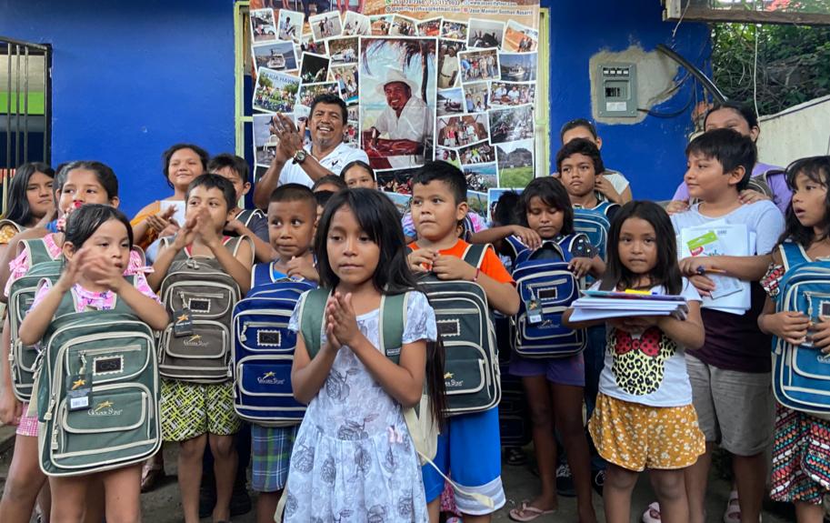 donacion-utiles-escolares-guia-turistas-escuela-zihuatanejo.jpg