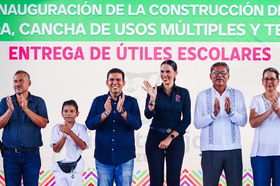 mejora-en-explanada_primaria-21-marzo-zihuatanejo-jorge-sanchez.jpg