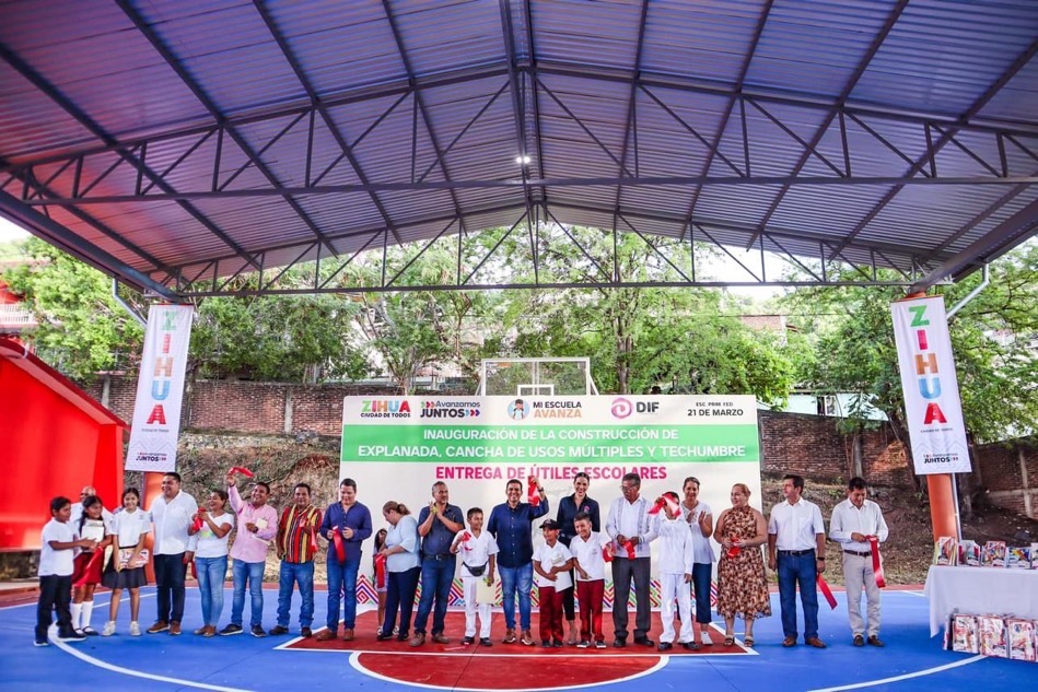 mejora-en-explanada_primaria-21-marzo-zihuatanejo-jorge-sanchez.jpg