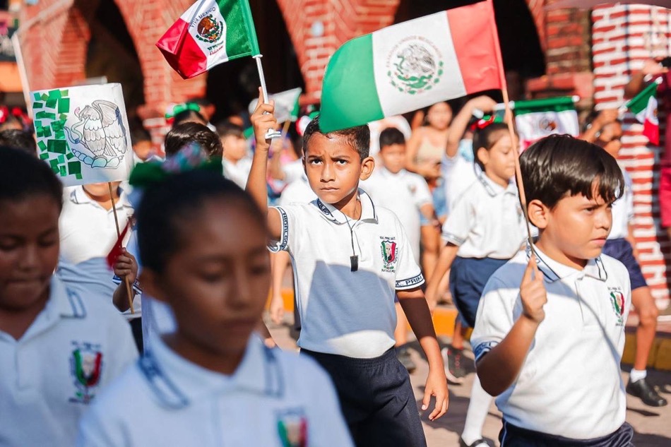 desfile-16-septiembre-2023-zihuatanejo.jpg