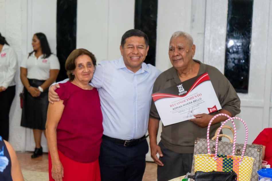 javier-aguilar-tocumbo-festejo-adultos-mayores_gob.jpg