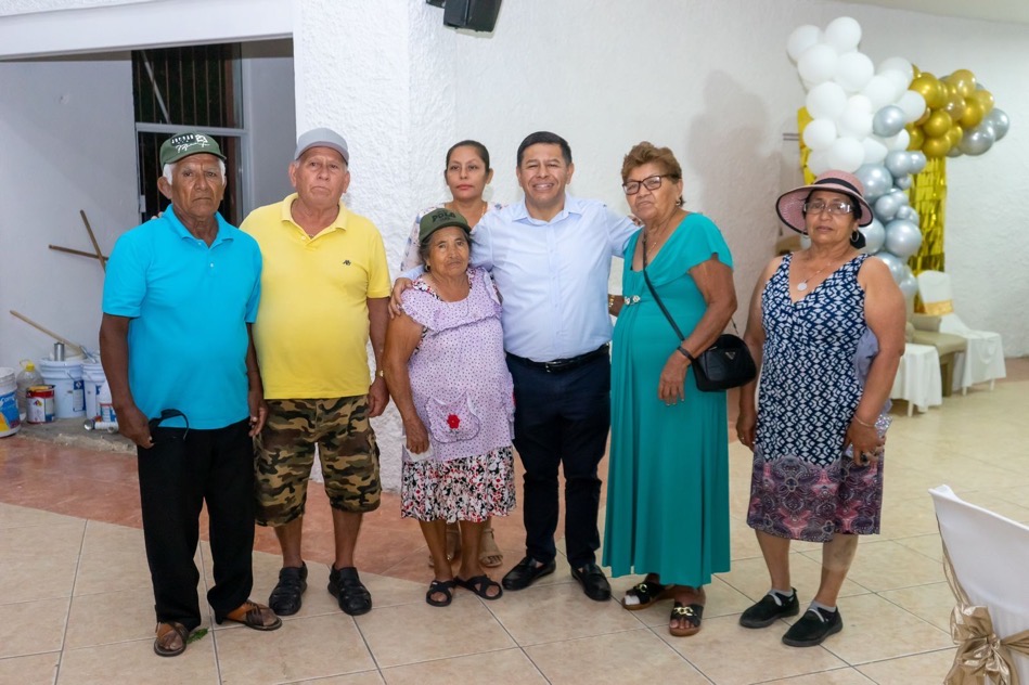 javier-aguilar-tocumbo-festejo-adultos-mayores_gob.jpg