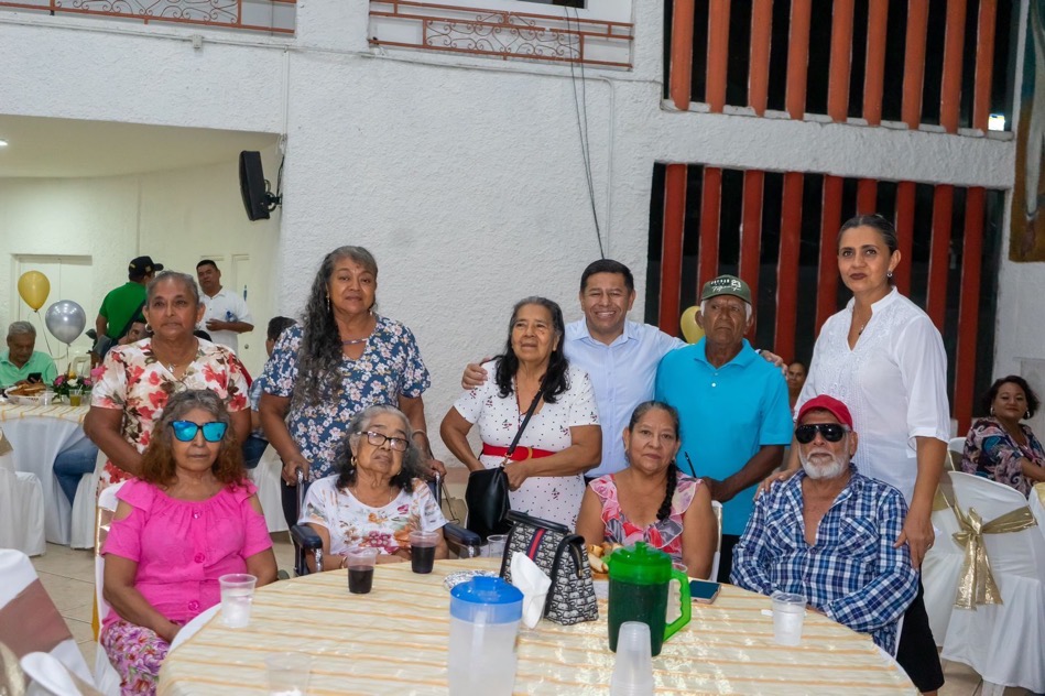 javier-aguilar-tocumbo-festejo-adultos-mayores_gob.jpg