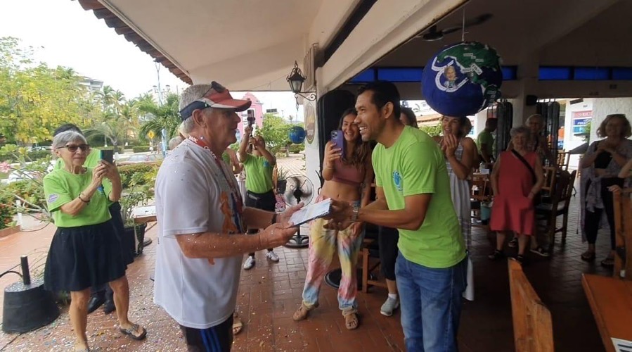Nicolas-John-Dubeski-vuelta-al-mundo-ixtapa.jpg