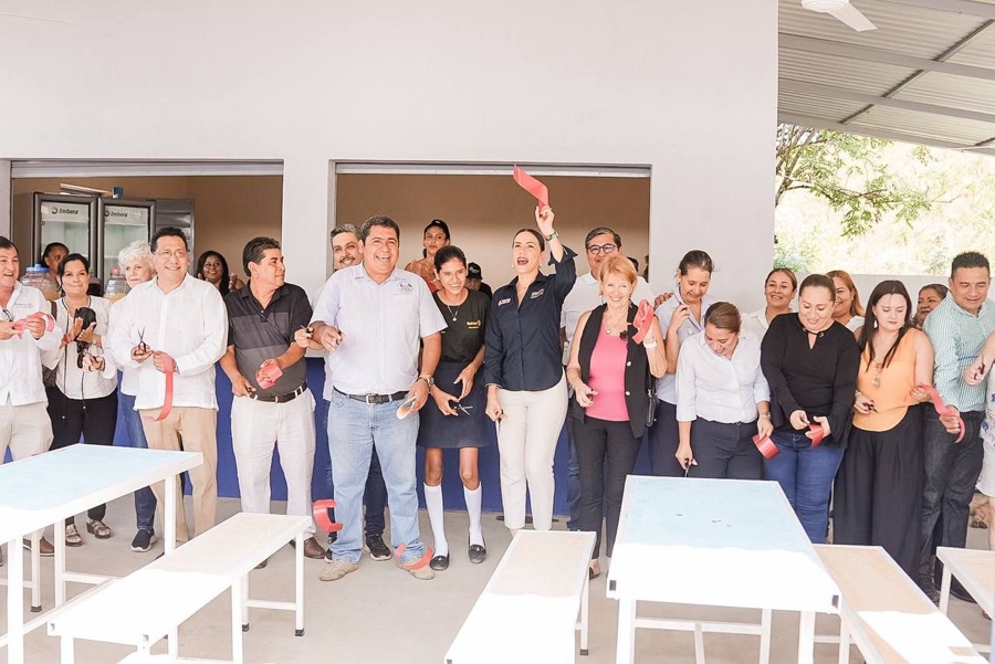 President Tapia Castro inaugurates classroom, kitchen and management of the Popular High School of San José Ixtapa.